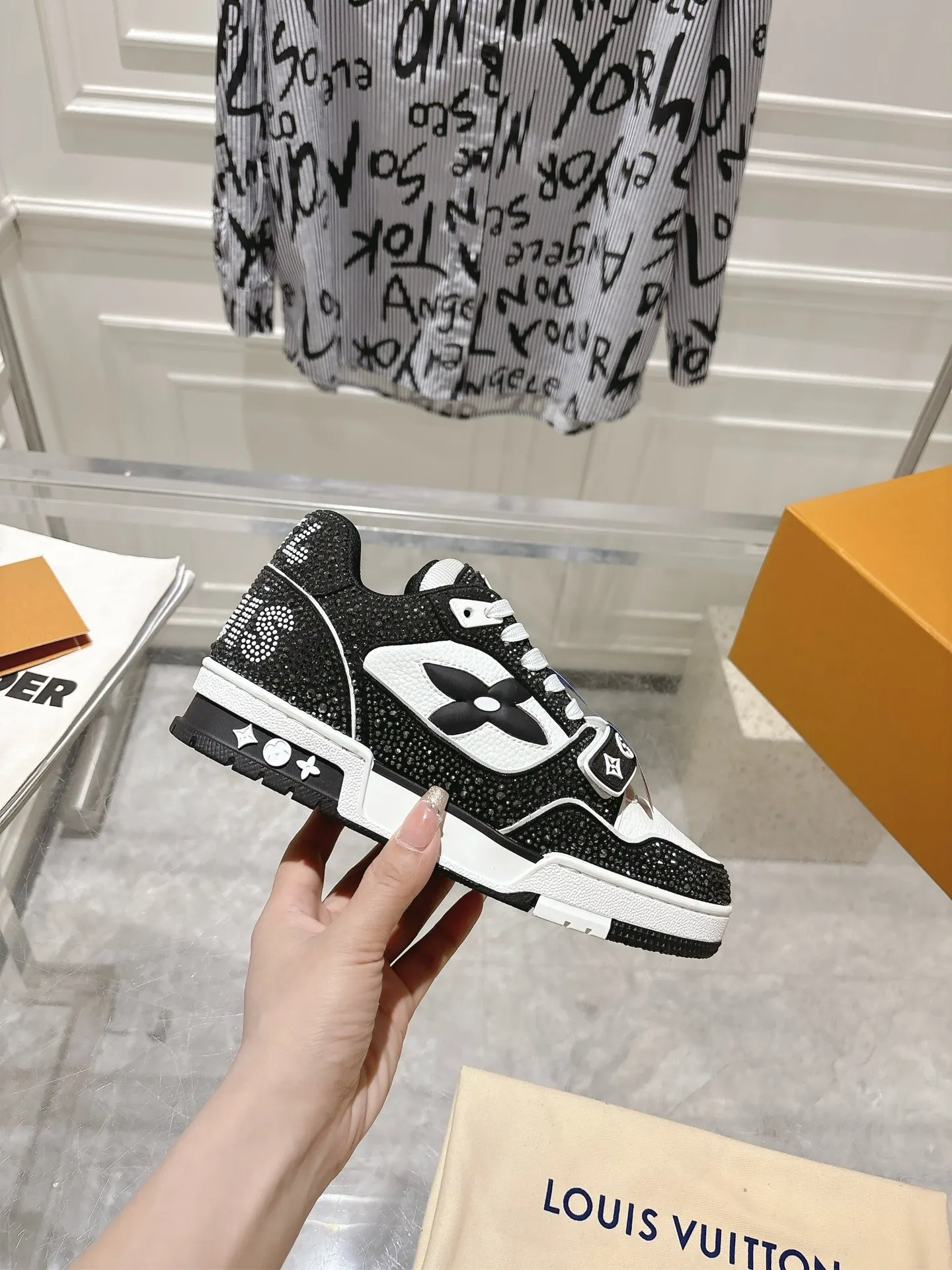 💕💕Factory direct selling price p840💕💕 Top version #couple style ⚠️ Comes with a full set of aviation box packaging ⚠️2️⃣0️⃣2️⃣5️⃣The hot LV full diamond 𝘁𝗿𝗮𝗶𝗻𝗲𝗿 series of the latest couple's sneakers, the quality has been upgraded again, the details are awesome It just doesn’t look too good! The model was sold out immediately within ten minutes of the official website going on sale. TPU outsole, mold fee is 2w+. The texture is comparable to the original version. The feet are made of polymeter micro-material and breathable British mesh. The details are the same as the original version. Please pay attention to distinguish the currency materials on the market. Size: Female 35-39, Male 39-45M